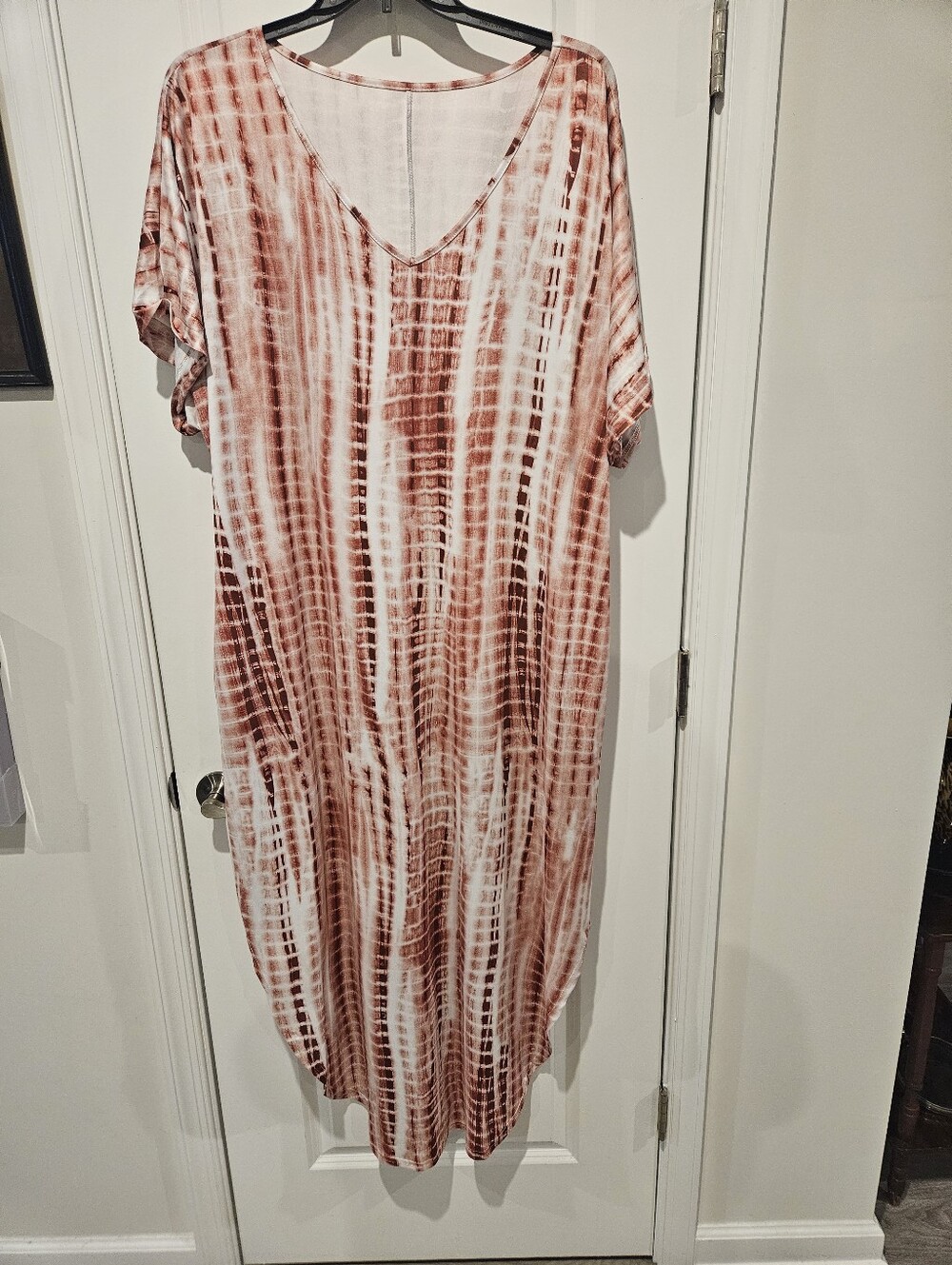 Relaxed V-Neck Tie-Dye Maxi Dress in Rust and White